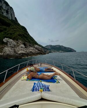 Alejandra Baigorria Instagram - Nuestra luna de miel nos llevó a la hermosa Costa Amalfitana. Empezamos por Capri, una de las islas mÔs lindas de Italia. Nos enamoramos de su mar, su comida y su encanto tan pintoresco. Seguimos descubriendo juntos cada rincón mÔgico de este viaje. #capri #italia #lunademiel