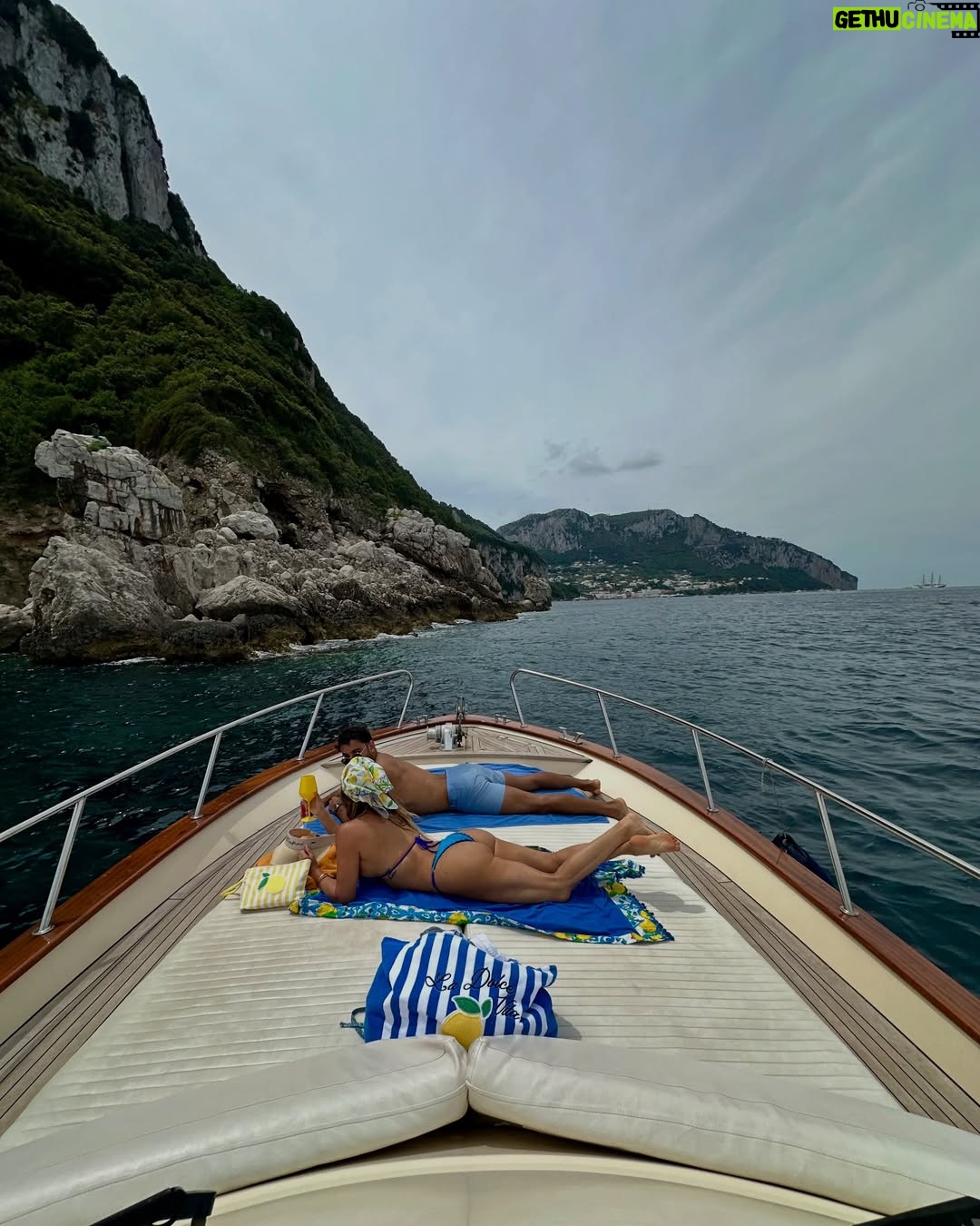 Alejandra Baigorria - 50.4K Likes - Nuestra luna de miel nos llevó a la hermosa Costa Amalfitana. Empezamos por Capri, una de las islas más lindas de Italia. Nos enamoramos de su mar, su comida y su encanto tan pintoresco. Seguimos descubriendo juntos cada rincón mágico de este viaje. #capri #italia #lunademiel