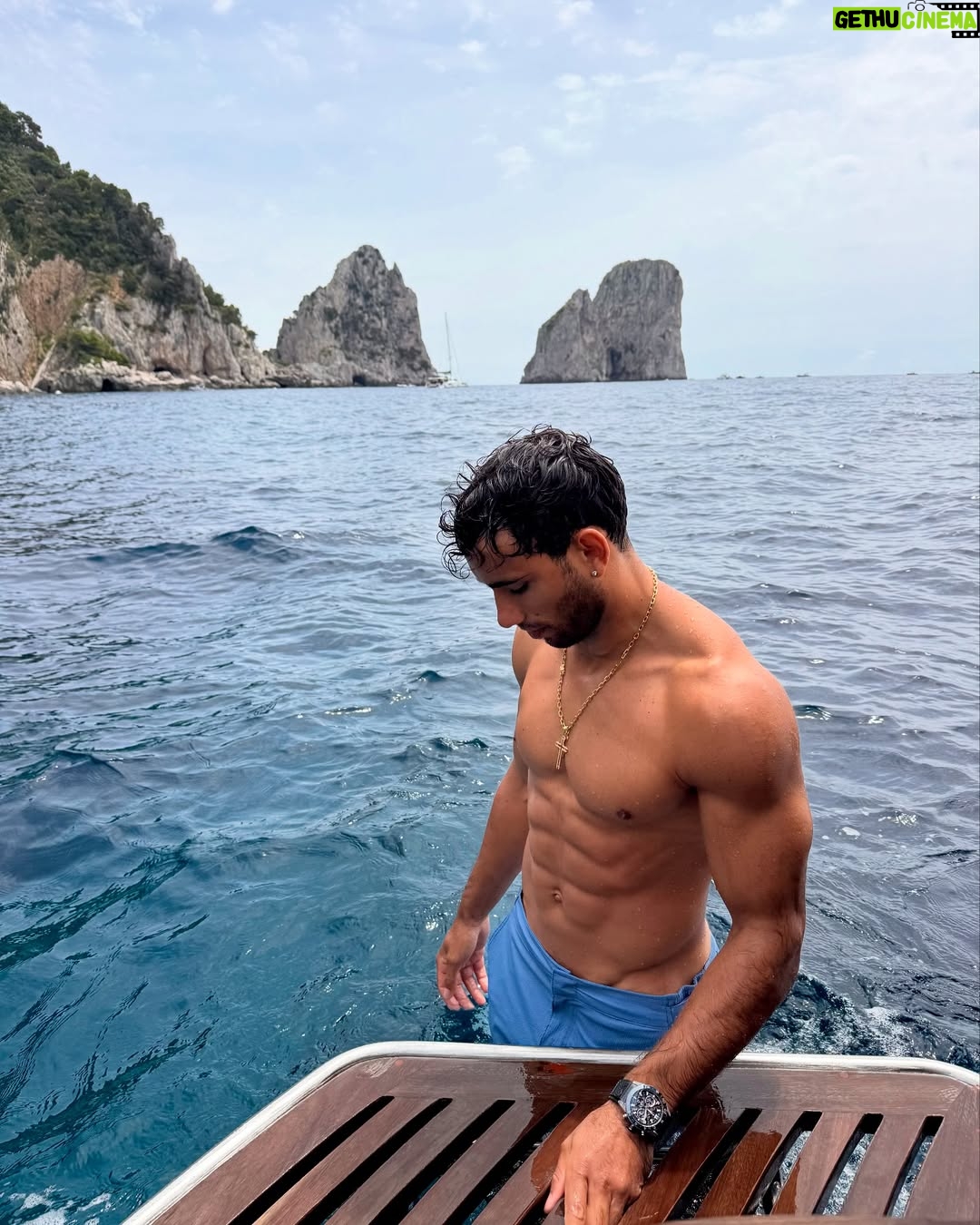 Alejandra Baigorria - 50.4K Likes - Nuestra luna de miel nos llevó a la hermosa Costa Amalfitana. Empezamos por Capri, una de las islas más lindas de Italia. Nos enamoramos de su mar, su comida y su encanto tan pintoresco. Seguimos descubriendo juntos cada rincón mágico de este viaje. #capri #italia #lunademiel