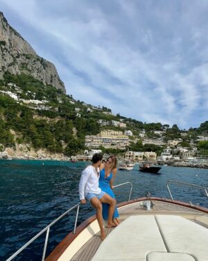 Alejandra Baigorria Instagram - Nuestra luna de miel nos llevó a la hermosa Costa Amalfitana. Empezamos por Capri, una de las islas mÔs lindas de Italia. Nos enamoramos de su mar, su comida y su encanto tan pintoresco. Seguimos descubriendo juntos cada rincón mÔgico de este viaje. #capri #italia #lunademiel