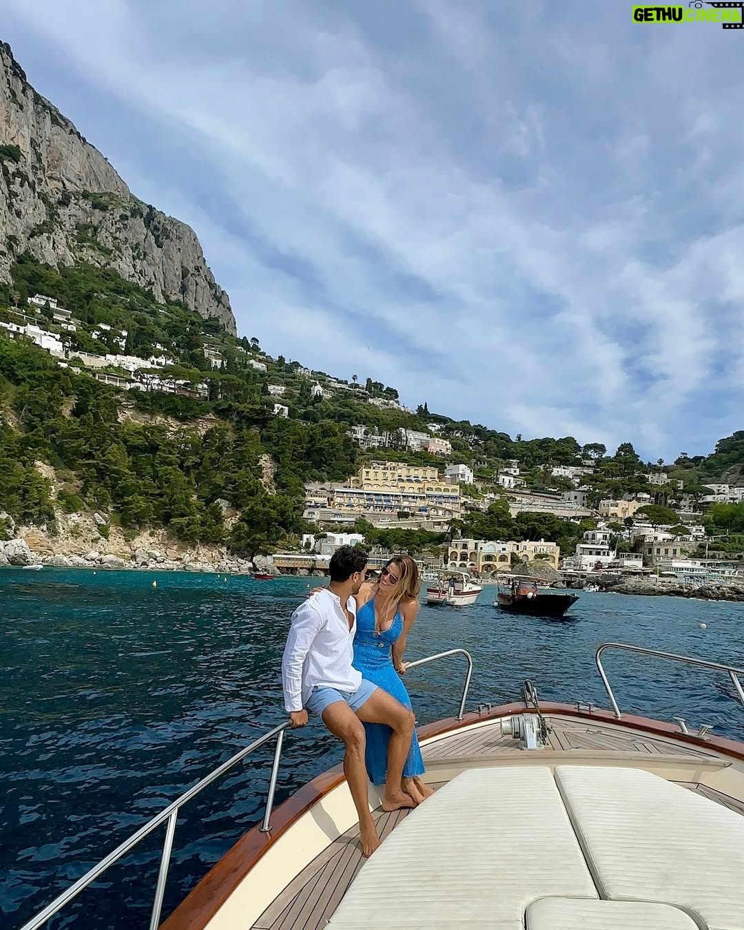 Alejandra Baigorria - 50.4K Likes - Nuestra luna de miel nos llevó a la hermosa Costa Amalfitana. Empezamos por Capri, una de las islas más lindas de Italia. Nos enamoramos de su mar, su comida y su encanto tan pintoresco. Seguimos descubriendo juntos cada rincón mágico de este viaje. #capri #italia #lunademiel