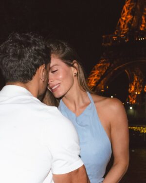 Alejandra Baigorria Instagram - Hoy cumplimos nuestro primer mes de casados.
Un millón de instantes que guardaremos para siempre,
de miradas que dicen mƔs que mil palabras,
de certezas suaves, como el amor que construimos cada dĆa.
Estamos en el inicio de algo inmenso, hermoso y nuestro.
Que venga todo lo mƔs lindo,
un camino lleno de amor por recorrer,
y una vida entera para seguir caminƔndola juntos.