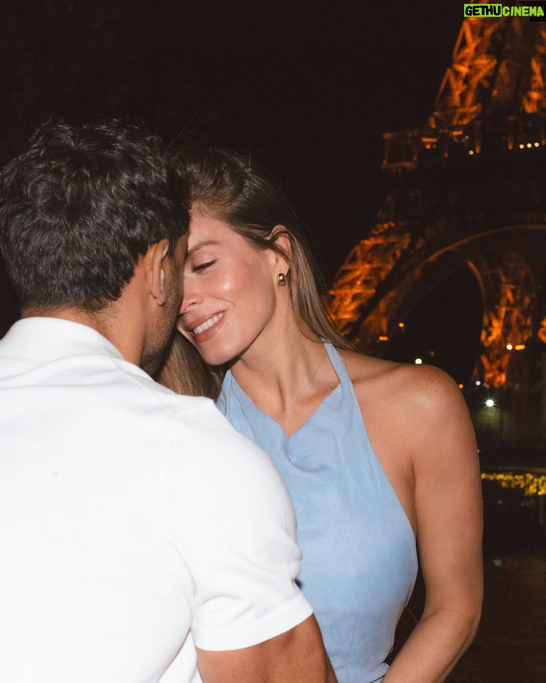 Alejandra Baigorria - 101.6K Likes - Hoy cumplimos nuestro primer mes de casados.
Un millón de instantes que guardaremos para siempre,
de miradas que dicen más que mil palabras,
de certezas suaves, como el amor que construimos cada día.
Estamos en el inicio de algo inmenso, hermoso y nuestro.
Que venga todo lo más lindo,
un camino lleno de amor por recorrer,
y una vida entera para seguir caminándola juntos.