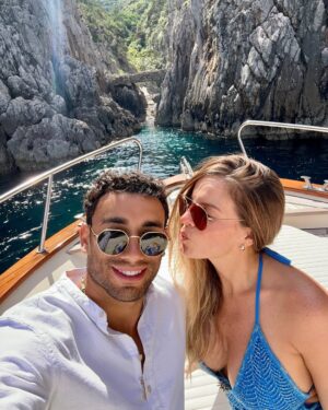 Alejandra Baigorria Instagram - Nuestra luna de miel nos llevó a la hermosa Costa Amalfitana. Empezamos por Capri, una de las islas mÔs lindas de Italia. Nos enamoramos de su mar, su comida y su encanto tan pintoresco. Seguimos descubriendo juntos cada rincón mÔgico de este viaje. #capri #italia #lunademiel