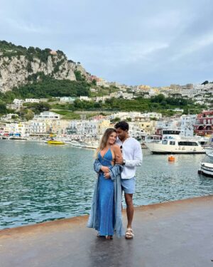 Alejandra Baigorria Instagram - Nuestra luna de miel nos llevó a la hermosa Costa Amalfitana. Empezamos por Capri, una de las islas mÔs lindas de Italia. Nos enamoramos de su mar, su comida y su encanto tan pintoresco. Seguimos descubriendo juntos cada rincón mÔgico de este viaje. #capri #italia #lunademiel