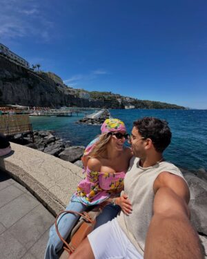 Alejandra Baigorria Instagram - Nuestra luna de miel nos llevó a la hermosa Costa Amalfitana. Empezamos por Capri, una de las islas mÔs lindas de Italia. Nos enamoramos de su mar, su comida y su encanto tan pintoresco. Seguimos descubriendo juntos cada rincón mÔgico de este viaje. #capri #italia #lunademiel