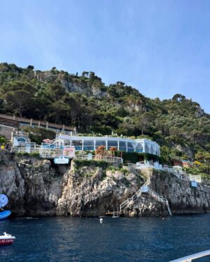 Alejandra Baigorria Instagram - Nuestra luna de miel nos llevó a la hermosa Costa Amalfitana. Empezamos por Capri, una de las islas mÔs lindas de Italia. Nos enamoramos de su mar, su comida y su encanto tan pintoresco. Seguimos descubriendo juntos cada rincón mÔgico de este viaje. #capri #italia #lunademiel