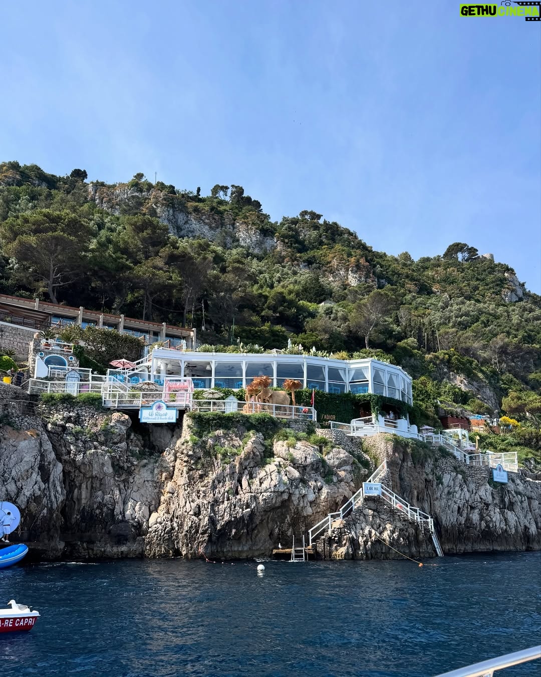 Alejandra Baigorria - 50.4K Likes - Nuestra luna de miel nos llevó a la hermosa Costa Amalfitana. Empezamos por Capri, una de las islas más lindas de Italia. Nos enamoramos de su mar, su comida y su encanto tan pintoresco. Seguimos descubriendo juntos cada rincón mágico de este viaje. #capri #italia #lunademiel