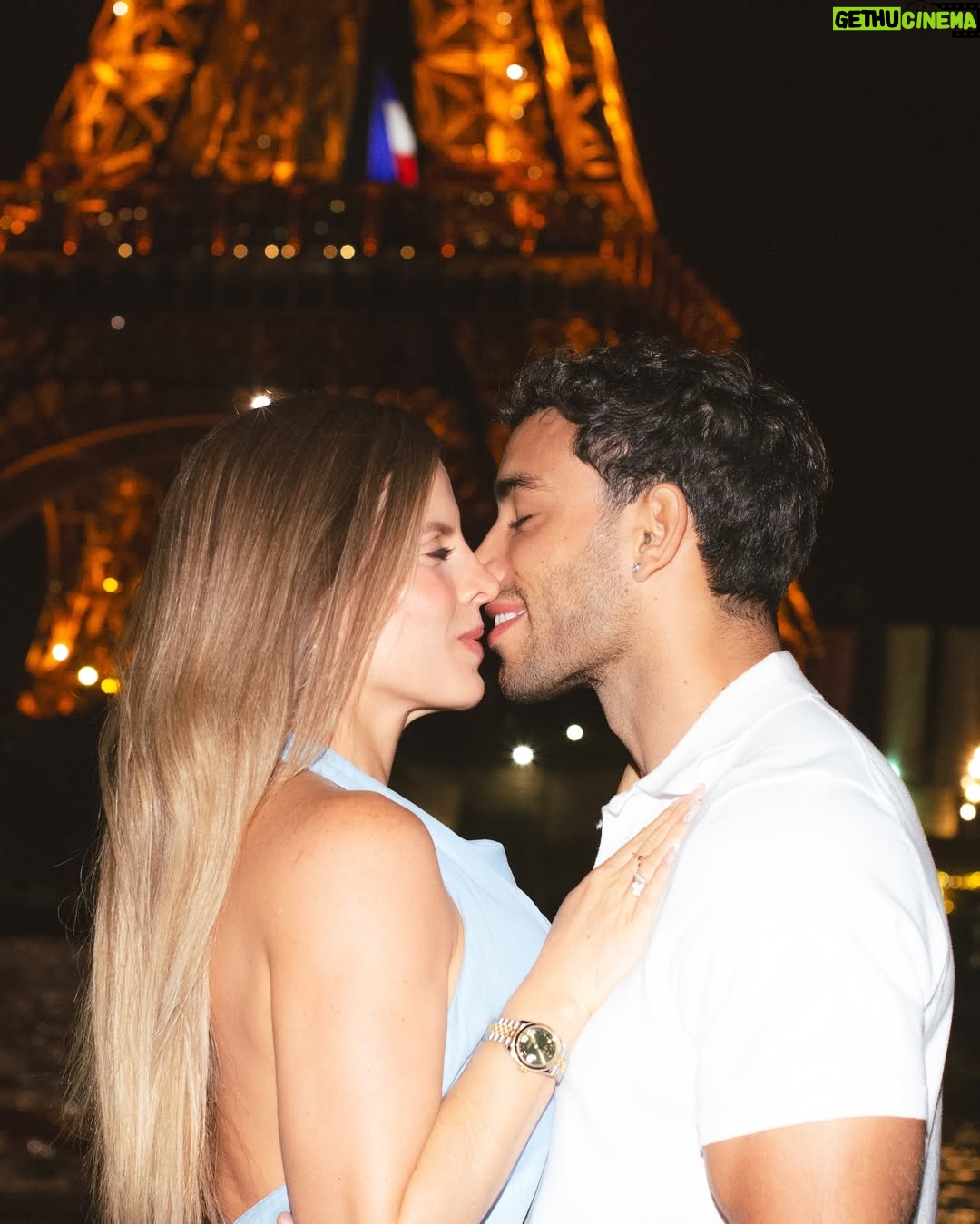Alejandra Baigorria - 101.6K Likes - Hoy cumplimos nuestro primer mes de casados.
Un millón de instantes que guardaremos para siempre,
de miradas que dicen más que mil palabras,
de certezas suaves, como el amor que construimos cada día.
Estamos en el inicio de algo inmenso, hermoso y nuestro.
Que venga todo lo más lindo,
un camino lleno de amor por recorrer,
y una vida entera para seguir caminándola juntos.