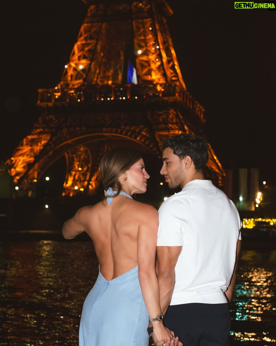 Alejandra Baigorria - 101.6K Likes - Hoy cumplimos nuestro primer mes de casados.
Un millón de instantes que guardaremos para siempre,
de miradas que dicen más que mil palabras,
de certezas suaves, como el amor que construimos cada día.
Estamos en el inicio de algo inmenso, hermoso y nuestro.
Que venga todo lo más lindo,
un camino lleno de amor por recorrer,
y una vida entera para seguir caminándola juntos.