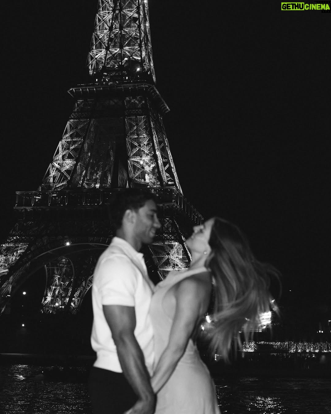 Alejandra Baigorria - 101.6K Likes - Hoy cumplimos nuestro primer mes de casados.
Un millón de instantes que guardaremos para siempre,
de miradas que dicen más que mil palabras,
de certezas suaves, como el amor que construimos cada día.
Estamos en el inicio de algo inmenso, hermoso y nuestro.
Que venga todo lo más lindo,
un camino lleno de amor por recorrer,
y una vida entera para seguir caminándola juntos.