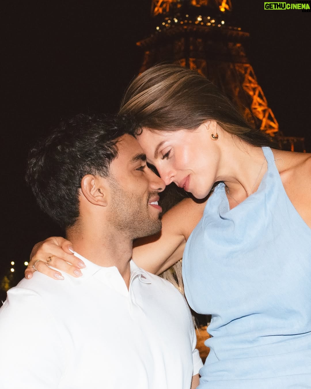 Alejandra Baigorria - 101.6K Likes - Hoy cumplimos nuestro primer mes de casados.
Un millón de instantes que guardaremos para siempre,
de miradas que dicen más que mil palabras,
de certezas suaves, como el amor que construimos cada día.
Estamos en el inicio de algo inmenso, hermoso y nuestro.
Que venga todo lo más lindo,
un camino lleno de amor por recorrer,
y una vida entera para seguir caminándola juntos.