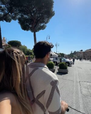 Alejandra Baigorria Instagram - Seguimos el Eurotrip en Italia, esta vez en la imponente Roma.
Caminar juntos por sus calles fue como viajar en el tiempo…
Y entre tantos momentos lindos, el Coliseo nos dejó sin palabras.
Una maravilla del mundo que no solo se ve… se siente.
Gracias por ver el video y acompañarnos en este viaje de a dos.