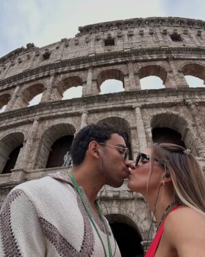 Alejandra Baigorria Instagram - Seguimos el Eurotrip en Italia, esta vez en la imponente Roma.
Caminar juntos por sus calles fue como viajar en el tiempoā¦
Y entre tantos momentos lindos, el Coliseo nos dejó sin palabras.
Una maravilla del mundo que no solo se ve⦠se siente.
Gracias por ver el video y acompaƱarnos en este viaje de a dos.