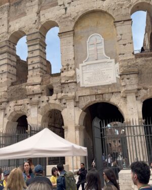 Alejandra Baigorria Instagram - Seguimos el Eurotrip en Italia, esta vez en la imponente Roma.
Caminar juntos por sus calles fue como viajar en el tiempo…
Y entre tantos momentos lindos, el Coliseo nos dejó sin palabras.
Una maravilla del mundo que no solo se ve… se siente.
Gracias por ver el video y acompañarnos en este viaje de a dos.