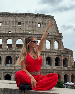 Alejandra Baigorria Instagram - Seguimos el Eurotrip en Italia, esta vez en la imponente Roma.
Caminar juntos por sus calles fue como viajar en el tiempoā¦
Y entre tantos momentos lindos, el Coliseo nos dejó sin palabras.
Una maravilla del mundo que no solo se ve⦠se siente.
Gracias por ver el video y acompaƱarnos en este viaje de a dos.