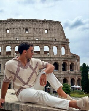 Alejandra Baigorria Instagram - Seguimos el Eurotrip en Italia, esta vez en la imponente Roma.
Caminar juntos por sus calles fue como viajar en el tiempoā¦
Y entre tantos momentos lindos, el Coliseo nos dejó sin palabras.
Una maravilla del mundo que no solo se ve⦠se siente.
Gracias por ver el video y acompaƱarnos en este viaje de a dos.