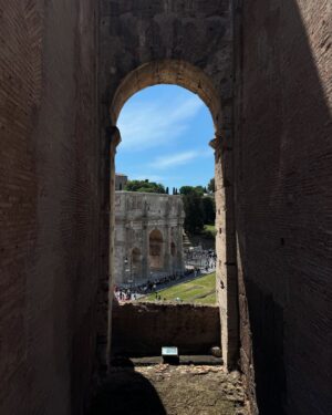 Alejandra Baigorria Instagram - Seguimos el Eurotrip en Italia, esta vez en la imponente Roma.
Caminar juntos por sus calles fue como viajar en el tiempoā¦
Y entre tantos momentos lindos, el Coliseo nos dejó sin palabras.
Una maravilla del mundo que no solo se ve⦠se siente.
Gracias por ver el video y acompaƱarnos en este viaje de a dos.