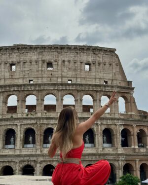 Alejandra Baigorria Instagram - Seguimos el Eurotrip en Italia, esta vez en la imponente Roma.
Caminar juntos por sus calles fue como viajar en el tiempoā¦
Y entre tantos momentos lindos, el Coliseo nos dejó sin palabras.
Una maravilla del mundo que no solo se ve⦠se siente.
Gracias por ver el video y acompaƱarnos en este viaje de a dos.