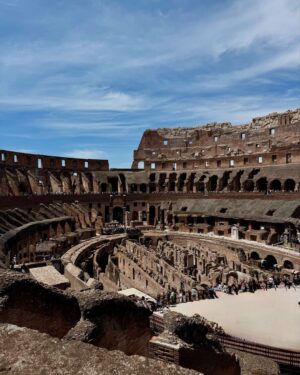 Alejandra Baigorria Instagram - Seguimos el Eurotrip en Italia, esta vez en la imponente Roma.
Caminar juntos por sus calles fue como viajar en el tiempoā¦
Y entre tantos momentos lindos, el Coliseo nos dejó sin palabras.
Una maravilla del mundo que no solo se ve⦠se siente.
Gracias por ver el video y acompaƱarnos en este viaje de a dos.
