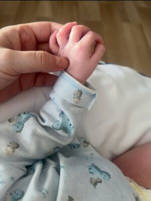 Alejandra Maglietti Instagram - ✨ Les quiero presentar a Manu ✨
Mañana se cumplen 3 semanas desde que llegó a nuestras vidas y todavía siento que estoy soñando. Estos días fueron de adaptación, de conocernos, de abrazar una ola de amor y de emociones que jamás había sentido.
Por eso me tomé un tiempo fuera de las redes y de todo lo que me rodea: necesitaba estar al 100% para él y nada más. Y qué decirles… es lo más lindo que viví en mi vida 💕. Con su papá estamos todavía hipnotizados, mirándolo sin parar, descubriendo cada gesto y cada sonrisa.
Gracias de corazón por todos los mensajes llenos de amor y cariño, y también a quienes nos acompañaron en este proceso tan especial. Me siento profundamente agradecida y feliz 💫.
Bienvenido Manuel, sos nuestro regalo más hermoso 🤍 Gracias @yonacienelmaterdei ❤️