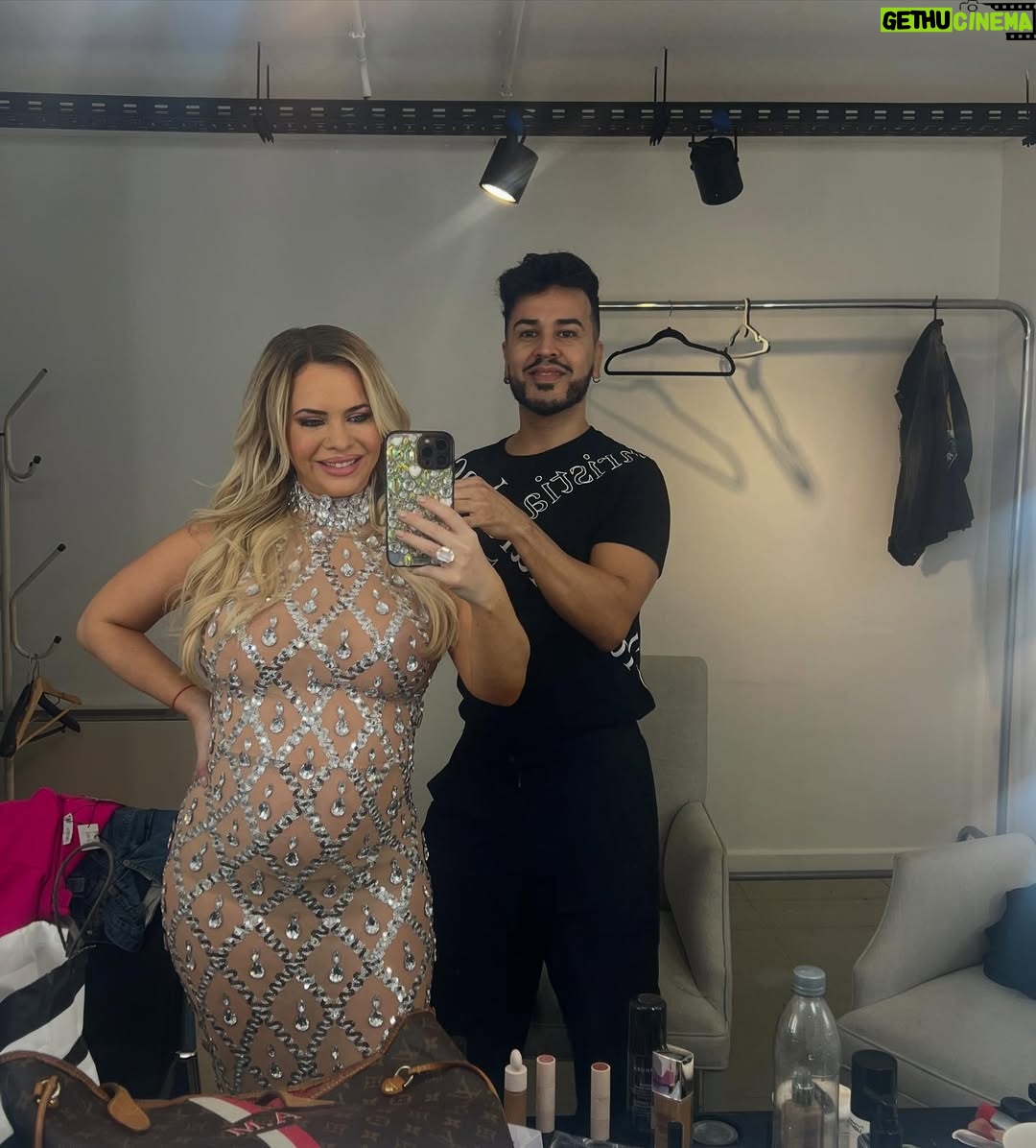 Alejandra Maglietti - 71.6K Likes - Hoy en la @lamesazarg ✨ no sé en que momento creció tanto la panza pero acá estoy con 18 semanas ❤️💪🏻 les gusta mi look? #makeup & #hairstyle @sergiolinaresmkp  #bronze @luxurybronzeok