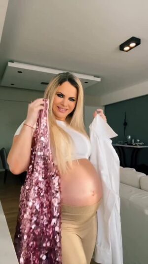 Alejandra Maglietti Instagram - Les gusta este look embarazada? ❤️ cada vez está más difícil vestirme pero acá estamos 💪🏻