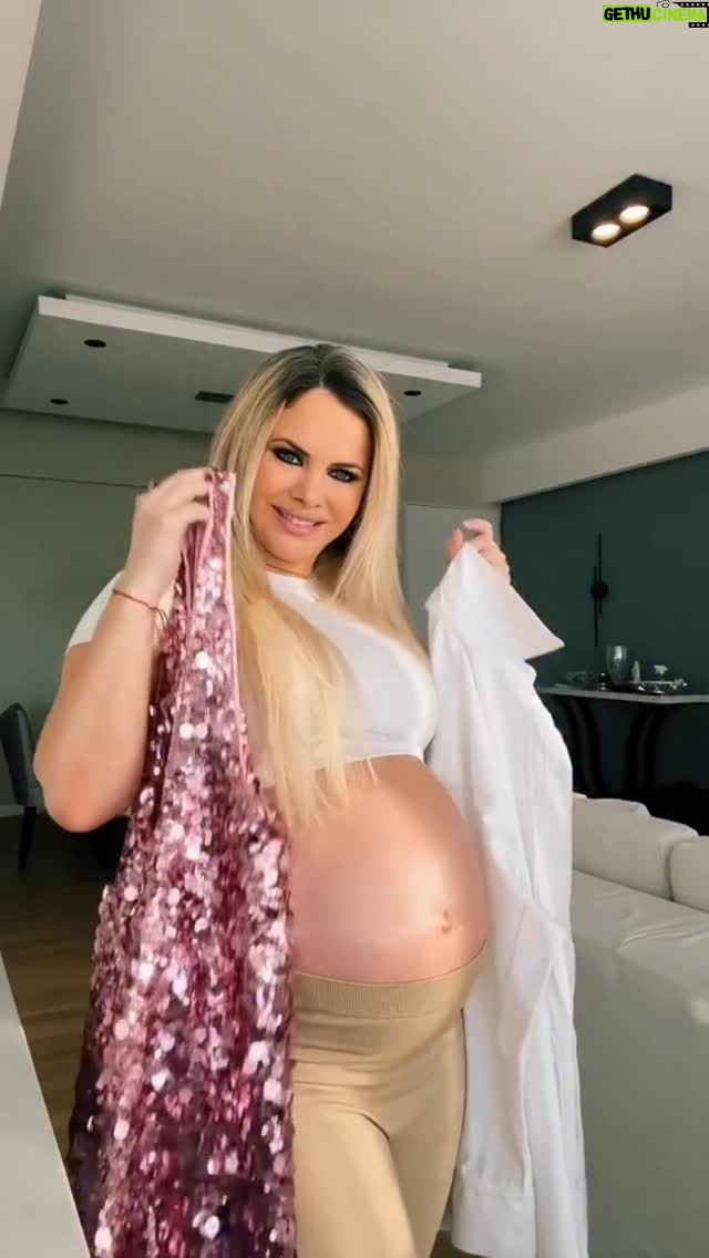 Alejandra Maglietti - 103.2K Likes - Les gusta este look embarazada? ❤️ cada vez está más difícil vestirme pero acá estamos 💪🏻