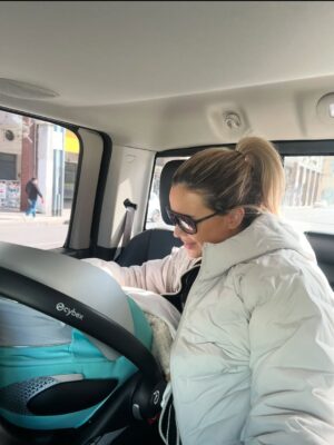 Alejandra Maglietti Instagram - ✨ Les quiero presentar a Manu ✨
Mañana se cumplen 3 semanas desde que llegó a nuestras vidas y todavía siento que estoy soñando. Estos días fueron de adaptación, de conocernos, de abrazar una ola de amor y de emociones que jamás había sentido.
Por eso me tomé un tiempo fuera de las redes y de todo lo que me rodea: necesitaba estar al 100% para él y nada más. Y qué decirles… es lo más lindo que viví en mi vida 💕. Con su papá estamos todavía hipnotizados, mirándolo sin parar, descubriendo cada gesto y cada sonrisa.
Gracias de corazón por todos los mensajes llenos de amor y cariño, y también a quienes nos acompañaron en este proceso tan especial. Me siento profundamente agradecida y feliz 💫.
Bienvenido Manuel, sos nuestro regalo más hermoso 🤍 Gracias @yonacienelmaterdei ❤️