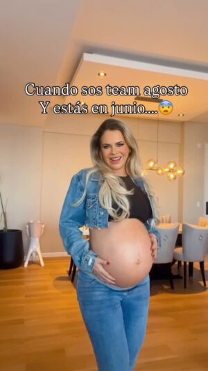 Alejandra Maglietti Instagram - Dios! Solo soy yo o me veo la panza enorme 😱 no te das ni cuenta y de una semana a la otra crece un montón ❤️❤️❤️ cada vez se mueve y patea mas fuerte, seguí creciendo así hijito que te estoy esperando ❤️