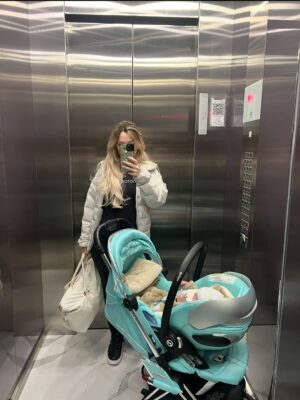 Alejandra Maglietti Instagram - ✨ Les quiero presentar a Manu ✨
Mañana se cumplen 3 semanas desde que llegó a nuestras vidas y todavía siento que estoy soñando. Estos días fueron de adaptación, de conocernos, de abrazar una ola de amor y de emociones que jamás había sentido.
Por eso me tomé un tiempo fuera de las redes y de todo lo que me rodea: necesitaba estar al 100% para él y nada más. Y qué decirles… es lo más lindo que viví en mi vida 💕. Con su papá estamos todavía hipnotizados, mirándolo sin parar, descubriendo cada gesto y cada sonrisa.
Gracias de corazón por todos los mensajes llenos de amor y cariño, y también a quienes nos acompañaron en este proceso tan especial. Me siento profundamente agradecida y feliz 💫.
Bienvenido Manuel, sos nuestro regalo más hermoso 🤍 Gracias @yonacienelmaterdei ❤️
