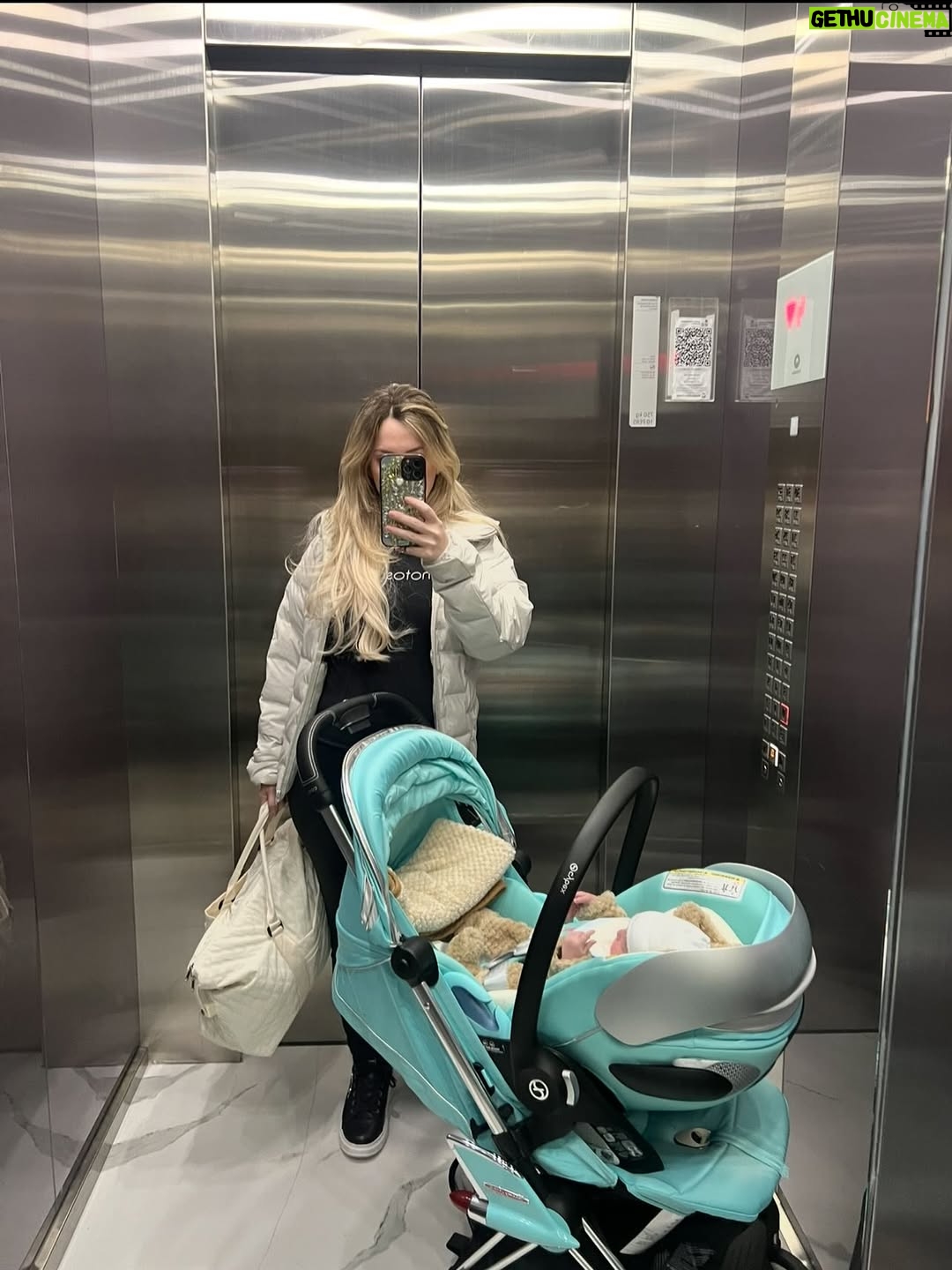 Alejandra Maglietti - 335.1K Likes - ✨ Les quiero presentar a Manu ✨
Mañana se cumplen 3 semanas desde que llegó a nuestras vidas y todavía siento que estoy soñando. Estos días fueron de adaptación, de conocernos, de abrazar una ola de amor y de emociones que jamás había sentido.
Por eso me tomé un tiempo fuera de las redes y de todo lo que me rodea: necesitaba estar al 100% para él y nada más. Y qué decirles… es lo más lindo que viví en mi vida 💕. Con su papá estamos todavía hipnotizados, mirándolo sin parar, descubriendo cada gesto y cada sonrisa.
Gracias de corazón por todos los mensajes llenos de amor y cariño, y también a quienes nos acompañaron en este proceso tan especial. Me siento profundamente agradecida y feliz 💫.
Bienvenido Manuel, sos nuestro regalo más hermoso 🤍 Gracias @yonacienelmaterdei ❤️