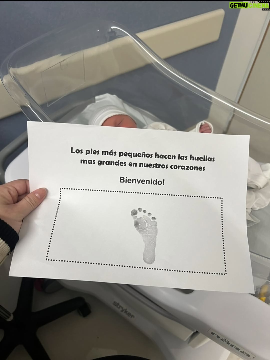 Alejandra Maglietti - 335.1K Likes - ✨ Les quiero presentar a Manu ✨
Mañana se cumplen 3 semanas desde que llegó a nuestras vidas y todavía siento que estoy soñando. Estos días fueron de adaptación, de conocernos, de abrazar una ola de amor y de emociones que jamás había sentido.
Por eso me tomé un tiempo fuera de las redes y de todo lo que me rodea: necesitaba estar al 100% para él y nada más. Y qué decirles… es lo más lindo que viví en mi vida 💕. Con su papá estamos todavía hipnotizados, mirándolo sin parar, descubriendo cada gesto y cada sonrisa.
Gracias de corazón por todos los mensajes llenos de amor y cariño, y también a quienes nos acompañaron en este proceso tan especial. Me siento profundamente agradecida y feliz 💫.
Bienvenido Manuel, sos nuestro regalo más hermoso 🤍 Gracias @yonacienelmaterdei ❤️