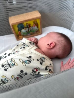 Alejandra Maglietti Instagram - ✨ Les quiero presentar a Manu ✨
Mañana se cumplen 3 semanas desde que llegó a nuestras vidas y todavía siento que estoy soñando. Estos días fueron de adaptación, de conocernos, de abrazar una ola de amor y de emociones que jamás había sentido.
Por eso me tomé un tiempo fuera de las redes y de todo lo que me rodea: necesitaba estar al 100% para él y nada más. Y qué decirles… es lo más lindo que viví en mi vida 💕. Con su papá estamos todavía hipnotizados, mirándolo sin parar, descubriendo cada gesto y cada sonrisa.
Gracias de corazón por todos los mensajes llenos de amor y cariño, y también a quienes nos acompañaron en este proceso tan especial. Me siento profundamente agradecida y feliz 💫.
Bienvenido Manuel, sos nuestro regalo más hermoso 🤍 Gracias @yonacienelmaterdei ❤️