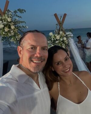 Alejandra Sandoval Instagram - Boda en la Playa 🏝️
…. Y se bailo Merengue con el “muchacho” de las trenzas 🥰