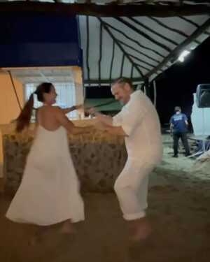 Alejandra Sandoval Instagram - Boda en la Playa 🏝️
…. Y se bailo Merengue con el “muchacho” de las trenzas 🥰