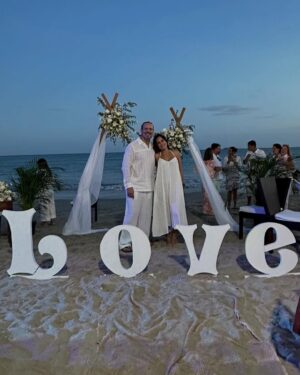 Alejandra Sandoval Instagram - Boda en la Playa 🏝️
…. Y se bailo Merengue con el “muchacho” de las trenzas 🥰