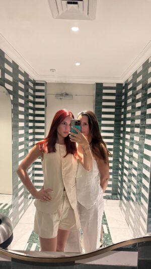 Alejandra Sandoval Instagram - Hoy vamos a cumplir un sueño gigante 🥹🤞🏻
Mamá y hija en new York!!