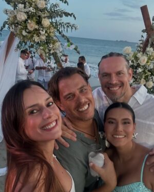 Alejandra Sandoval Instagram - Boda en la Playa 🏝️
…. Y se bailo Merengue con el “muchacho” de las trenzas 🥰