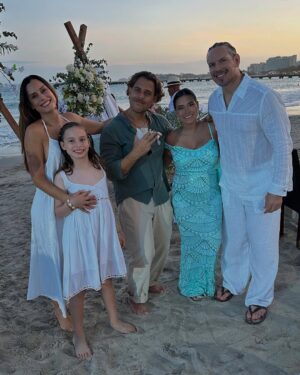 Alejandra Sandoval Instagram - Boda en la Playa 🏝️
…. Y se bailo Merengue con el “muchacho” de las trenzas 🥰