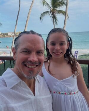 Alejandra Sandoval Instagram - Boda en la Playa 🏝️
…. Y se bailo Merengue con el “muchacho” de las trenzas 🥰