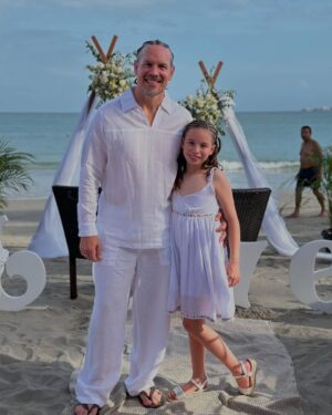 Alejandra Sandoval Instagram - Boda en la Playa 🏝️
…. Y se bailo Merengue con el “muchacho” de las trenzas 🥰