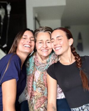 Alejandra Sandoval Instagram - Un día a la vez. Nos dijo la doctora y nos puso la vida a aprender, la vida y Dios no conoce de horarios y calendarios. ❤️‍🩹
Quizás no fue la forma soñada de acabar el año, quizás solo imaginamos siempre escenarios perfectos y fotos bonitas para estas fechas, pero esa no es la realidad. La vida es caótica, llena de buenos momentos y malos. Estos últimos 6 días han sido raros, agobiantes pero sobre todo muy transformadores, Dios siempre  tiene un propósito, aunque  a veces nos cueste tanto verlo y entenderlo. 
Lo más importante es que la abuelita sigue con nosotros y aunque hay un proceso largo, estamos juntas en esto eh? Porque el sentido de la vida siempre debe ser el amor, el amor en su millón de presentaciones. Aquí tres mujeres que se aman con locura. Gracias vida por haber tenido el privilegio de estar juntas, no siempre la gente puede reunirse en momentos difíciles, gracias por darnos más oportunidades en este plano. Gracias a toda la familia que sin dudarlo ha estado, a los amigos que se vuelven familia, que han estado tan presentes;  y hasta los extraños que sin tener que hacerlo extiende su mano y su amor. 
Gracias abuelita por darnos más tiempo a su lado, una verdadera guerrera y la mujer más fuerte que he conocido, en su sabiduría. 
No el 31 que soñábamos , pero sin duda si el que necesitábamos.