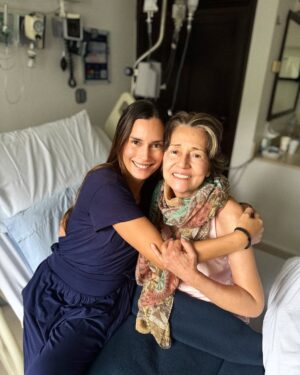 Alejandra Sandoval Instagram - Un día a la vez. Nos dijo la doctora y nos puso la vida a aprender, la vida y Dios no conoce de horarios y calendarios. ❤️‍🩹
Quizás no fue la forma soñada de acabar el año, quizás solo imaginamos siempre escenarios perfectos y fotos bonitas para estas fechas, pero esa no es la realidad. La vida es caótica, llena de buenos momentos y malos. Estos últimos 6 días han sido raros, agobiantes pero sobre todo muy transformadores, Dios siempre  tiene un propósito, aunque  a veces nos cueste tanto verlo y entenderlo. 
Lo más importante es que la abuelita sigue con nosotros y aunque hay un proceso largo, estamos juntas en esto eh? Porque el sentido de la vida siempre debe ser el amor, el amor en su millón de presentaciones. Aquí tres mujeres que se aman con locura. Gracias vida por haber tenido el privilegio de estar juntas, no siempre la gente puede reunirse en momentos difíciles, gracias por darnos más oportunidades en este plano. Gracias a toda la familia que sin dudarlo ha estado, a los amigos que se vuelven familia, que han estado tan presentes;  y hasta los extraños que sin tener que hacerlo extiende su mano y su amor. 
Gracias abuelita por darnos más tiempo a su lado, una verdadera guerrera y la mujer más fuerte que he conocido, en su sabiduría. 
No el 31 que soñábamos , pero sin duda si el que necesitábamos.
