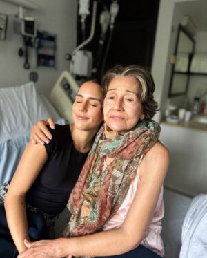 Alejandra Sandoval Instagram - Un día a la vez. Nos dijo la doctora y nos puso la vida a aprender, la vida y Dios no conoce de horarios y calendarios. ❤️‍🩹
Quizás no fue la forma soñada de acabar el año, quizás solo imaginamos siempre escenarios perfectos y fotos bonitas para estas fechas, pero esa no es la realidad. La vida es caótica, llena de buenos momentos y malos. Estos últimos 6 días han sido raros, agobiantes pero sobre todo muy transformadores, Dios siempre  tiene un propósito, aunque  a veces nos cueste tanto verlo y entenderlo. 
Lo más importante es que la abuelita sigue con nosotros y aunque hay un proceso largo, estamos juntas en esto eh? Porque el sentido de la vida siempre debe ser el amor, el amor en su millón de presentaciones. Aquí tres mujeres que se aman con locura. Gracias vida por haber tenido el privilegio de estar juntas, no siempre la gente puede reunirse en momentos difíciles, gracias por darnos más oportunidades en este plano. Gracias a toda la familia que sin dudarlo ha estado, a los amigos que se vuelven familia, que han estado tan presentes;  y hasta los extraños que sin tener que hacerlo extiende su mano y su amor. 
Gracias abuelita por darnos más tiempo a su lado, una verdadera guerrera y la mujer más fuerte que he conocido, en su sabiduría. 
No el 31 que soñábamos , pero sin duda si el que necesitábamos.