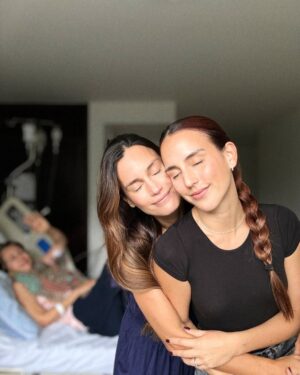 Alejandra Sandoval Instagram - Un día a la vez. Nos dijo la doctora y nos puso la vida a aprender, la vida y Dios no conoce de horarios y calendarios. ❤️‍🩹
Quizás no fue la forma soñada de acabar el año, quizás solo imaginamos siempre escenarios perfectos y fotos bonitas para estas fechas, pero esa no es la realidad. La vida es caótica, llena de buenos momentos y malos. Estos últimos 6 días han sido raros, agobiantes pero sobre todo muy transformadores, Dios siempre  tiene un propósito, aunque  a veces nos cueste tanto verlo y entenderlo. 
Lo más importante es que la abuelita sigue con nosotros y aunque hay un proceso largo, estamos juntas en esto eh? Porque el sentido de la vida siempre debe ser el amor, el amor en su millón de presentaciones. Aquí tres mujeres que se aman con locura. Gracias vida por haber tenido el privilegio de estar juntas, no siempre la gente puede reunirse en momentos difíciles, gracias por darnos más oportunidades en este plano. Gracias a toda la familia que sin dudarlo ha estado, a los amigos que se vuelven familia, que han estado tan presentes;  y hasta los extraños que sin tener que hacerlo extiende su mano y su amor. 
Gracias abuelita por darnos más tiempo a su lado, una verdadera guerrera y la mujer más fuerte que he conocido, en su sabiduría. 
No el 31 que soñábamos , pero sin duda si el que necesitábamos.