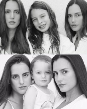 Alejandra Sandoval Instagram - Hoy vs hace 7 años nuestra foto familiar
(Mi mamá sigue igual) 😂
📷 @sparklefilmproductions