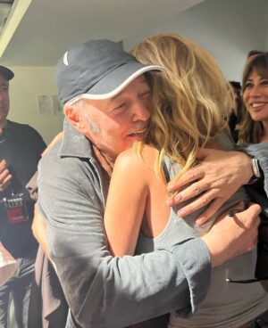 Alessia Marcuzzi Instagram - Immenso, potente e autentico. 
@vascorossi ti arriva dritto al cuore perche lui le canzoni le canta con il cuore pieno. E Forte. 
Sai Vasco, mia figlia Mia  e’ voluta venirti a vedere perche’ i giovanissimi stanno riscoprendo la musica italiana dei grandi cantautori, ed io mi emoziono molto quando la sento cantare le tue canzoni dalla sua cameretta. Sono felice che cominci a capire il senso e la potenza delle parole nella musica, e la poesia e la verità che ci trova dentro. Sono proprio felice. Grazie Vasco. 
La musica ci salverá❤️