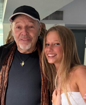 Alessia Marcuzzi Instagram - Immenso, potente e autentico.
@vascorossi ti arriva dritto al cuore perche lui le canzoni le canta con il cuore pieno. E Forte.
Sai Vasco, mia figlia Mia e’ voluta venirti a vedere perche’ i giovanissimi stanno riscoprendo la musica italiana dei grandi cantautori, ed io mi emoziono molto quando la sento cantare le tue canzoni dalla sua cameretta. Sono felice che cominci a capire il senso e la potenza delle parole nella musica, e la poesia e la verità che ci trova dentro. Sono proprio felice. Grazie Vasco.
La musica ci salverá❤️