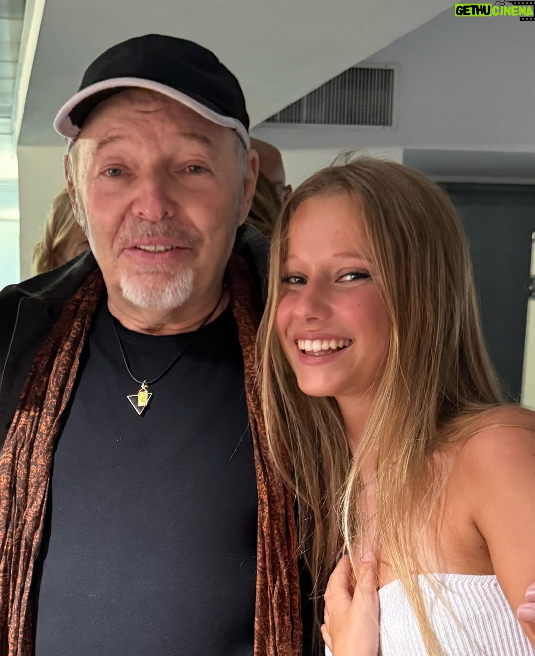 Alessia Marcuzzi - 76.1K Likes - Immenso, potente e autentico. 
@vascorossi ti arriva dritto al cuore perche lui le canzoni le canta con il cuore pieno. E Forte. 
Sai Vasco, mia figlia Mia  e’ voluta venirti a vedere perche’ i giovanissimi stanno riscoprendo la musica italiana dei grandi cantautori, ed io mi emoziono molto quando la sento cantare le tue canzoni dalla sua cameretta. Sono felice che cominci a capire il senso e la potenza delle parole nella musica, e la poesia e la verità che ci trova dentro. Sono proprio felice. Grazie Vasco. 
La musica ci salverá❤️